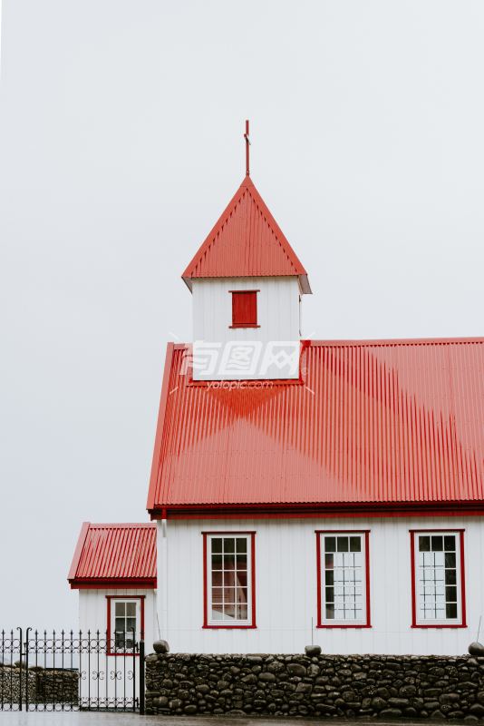 红色屋顶的房子