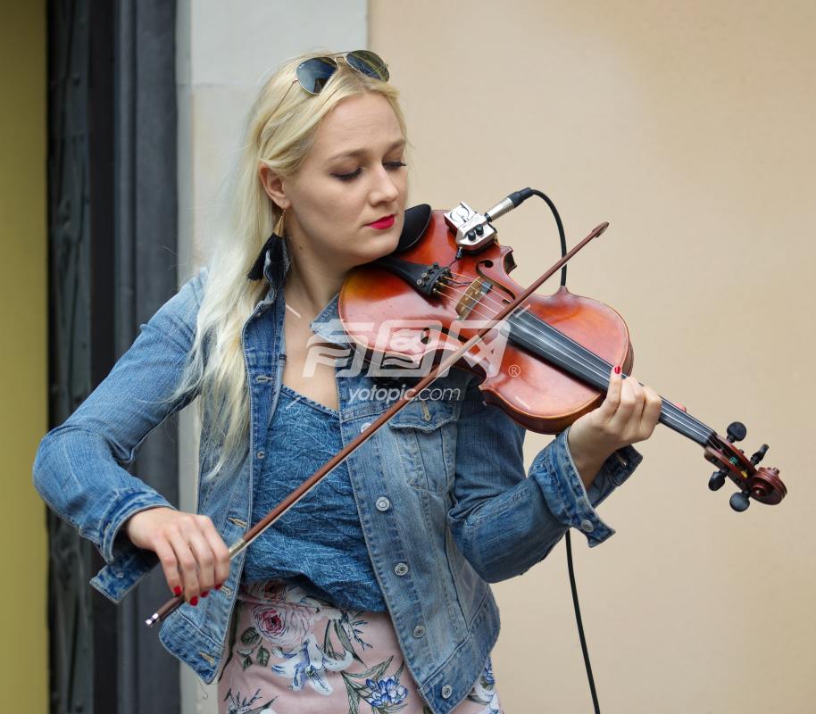 街边拉小提琴的艺人