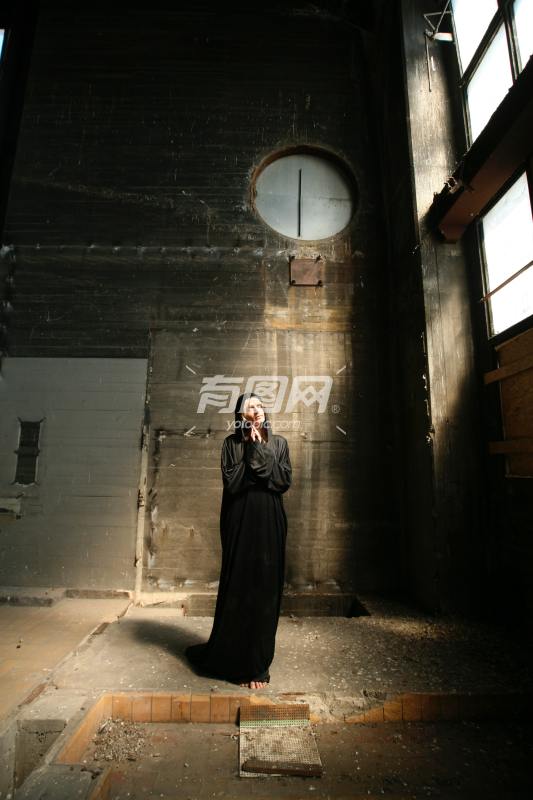 祈祷的修女