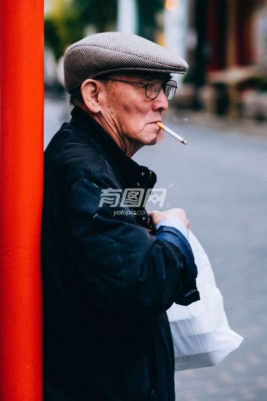 抽烟的老人