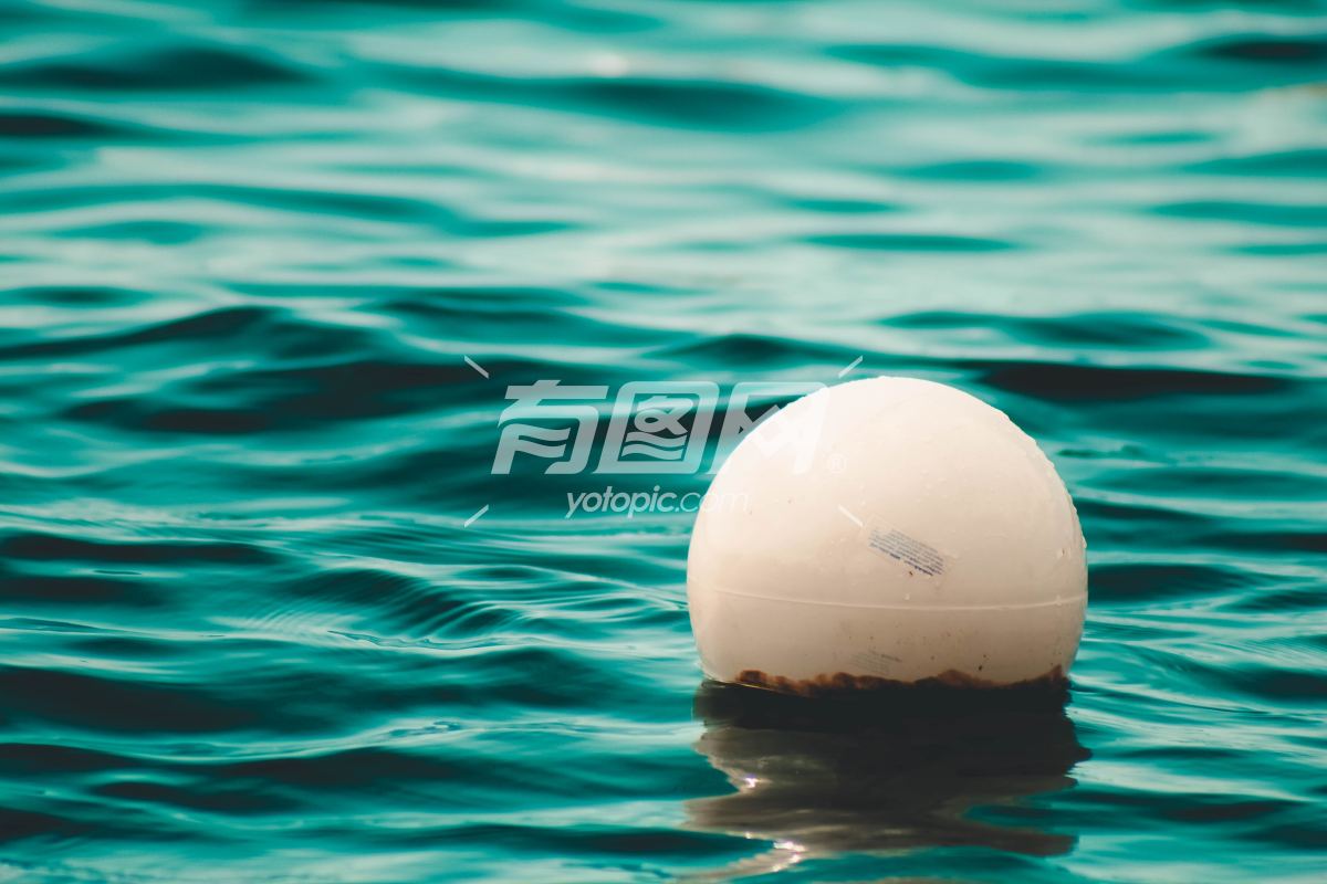 飘在水上的球