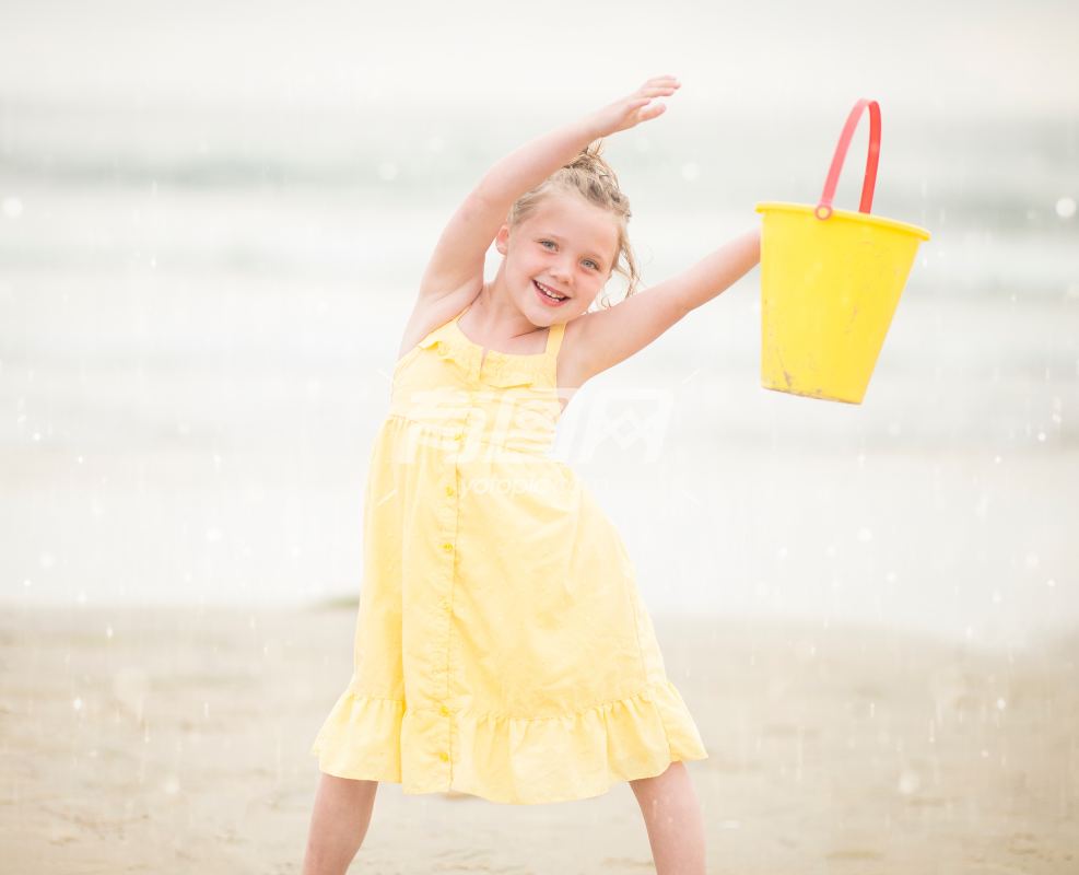 沙滩玩耍的小女孩