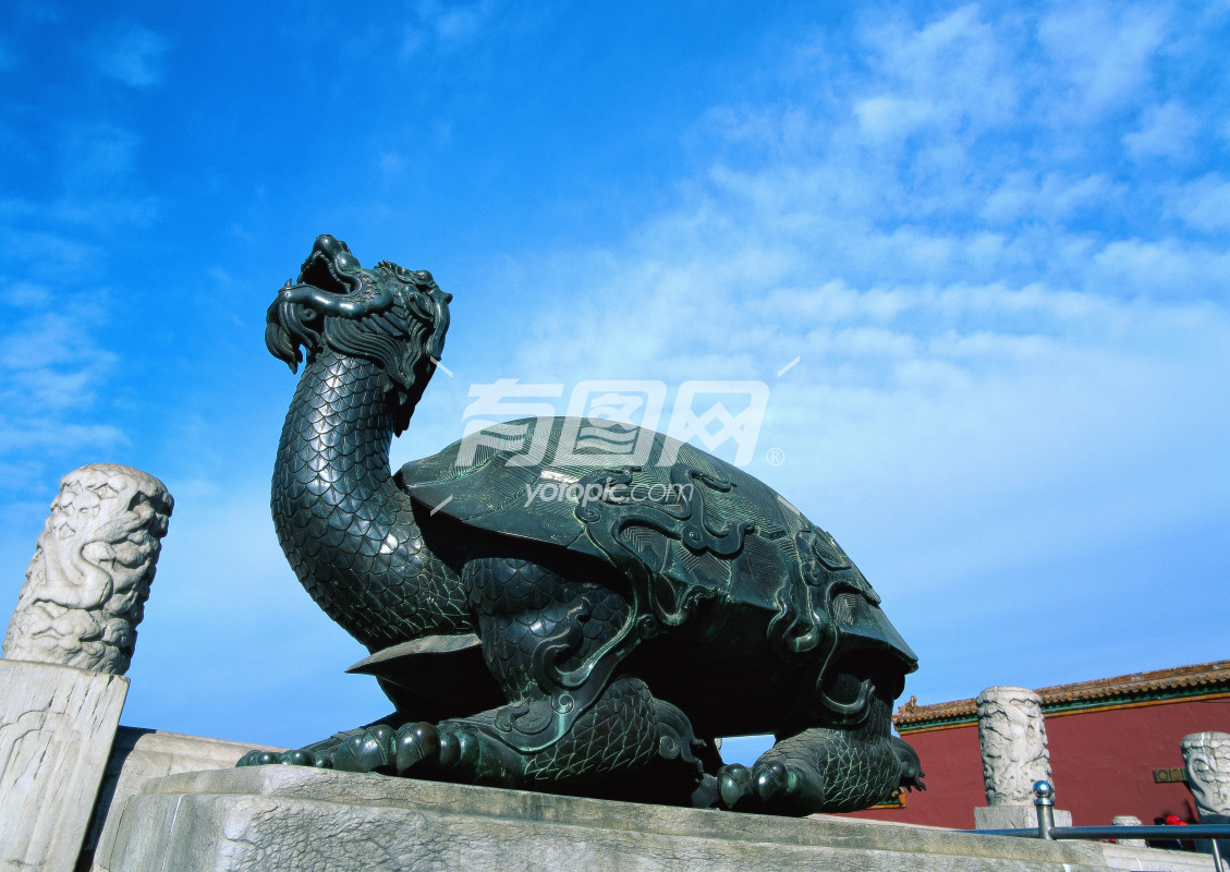 北京故宫博物院太和殿前雕像