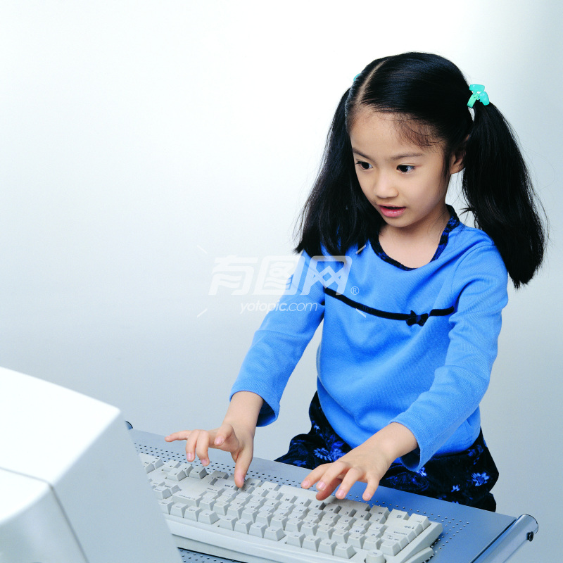 玩电脑的小女孩