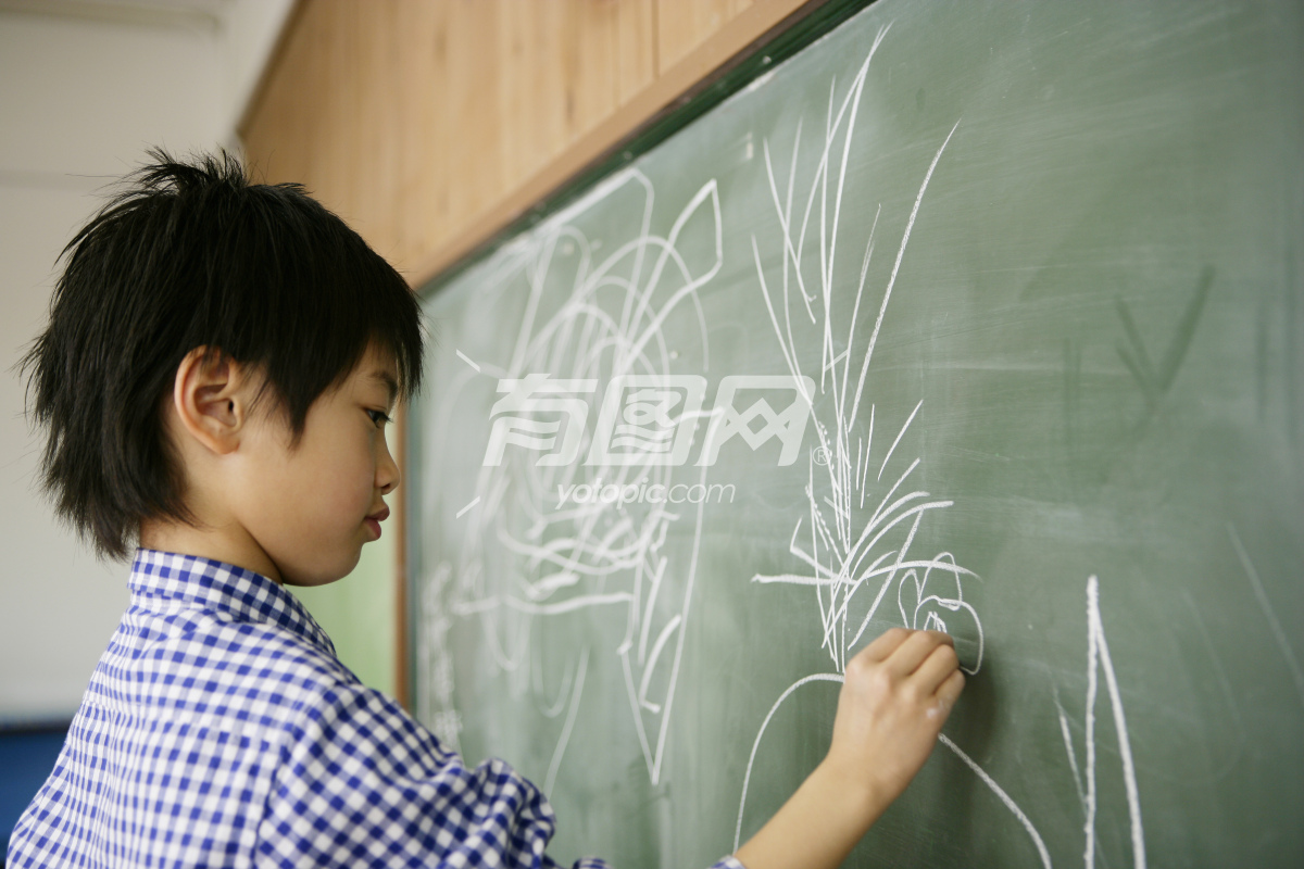 男孩在黑板上写字
