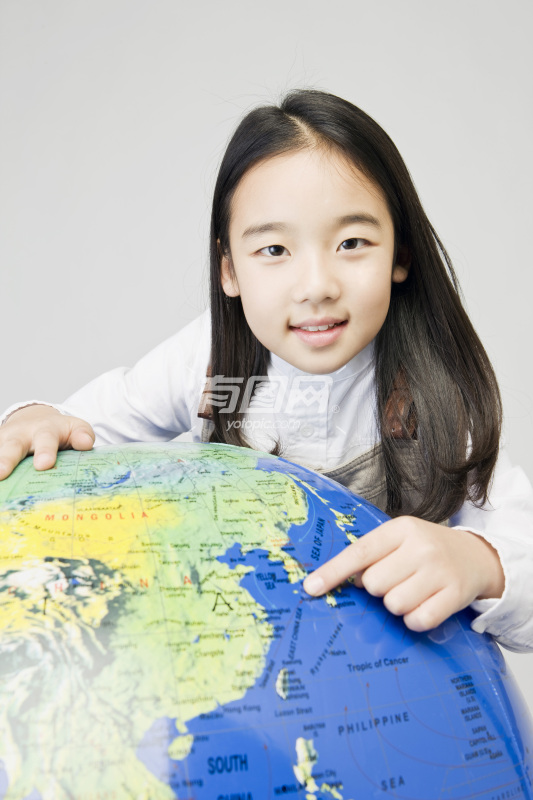 小女孩看地球仪