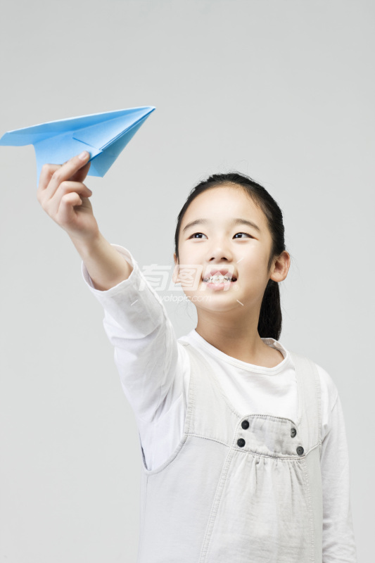 小女生放纸飞机