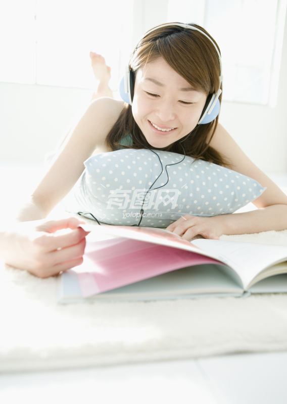 听音乐看书的女人