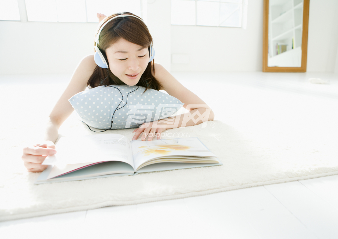 听音乐看书的女人