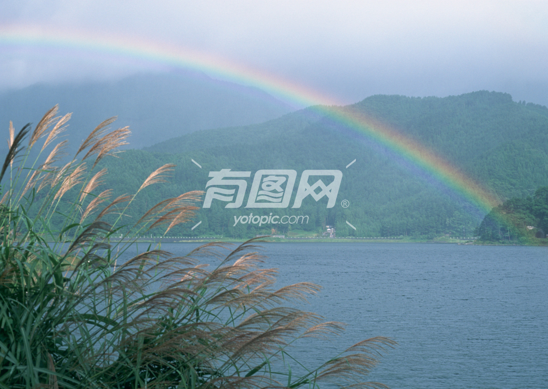 山川彩虹湖泊