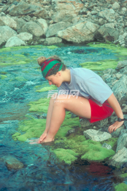 河边洗脚的女人