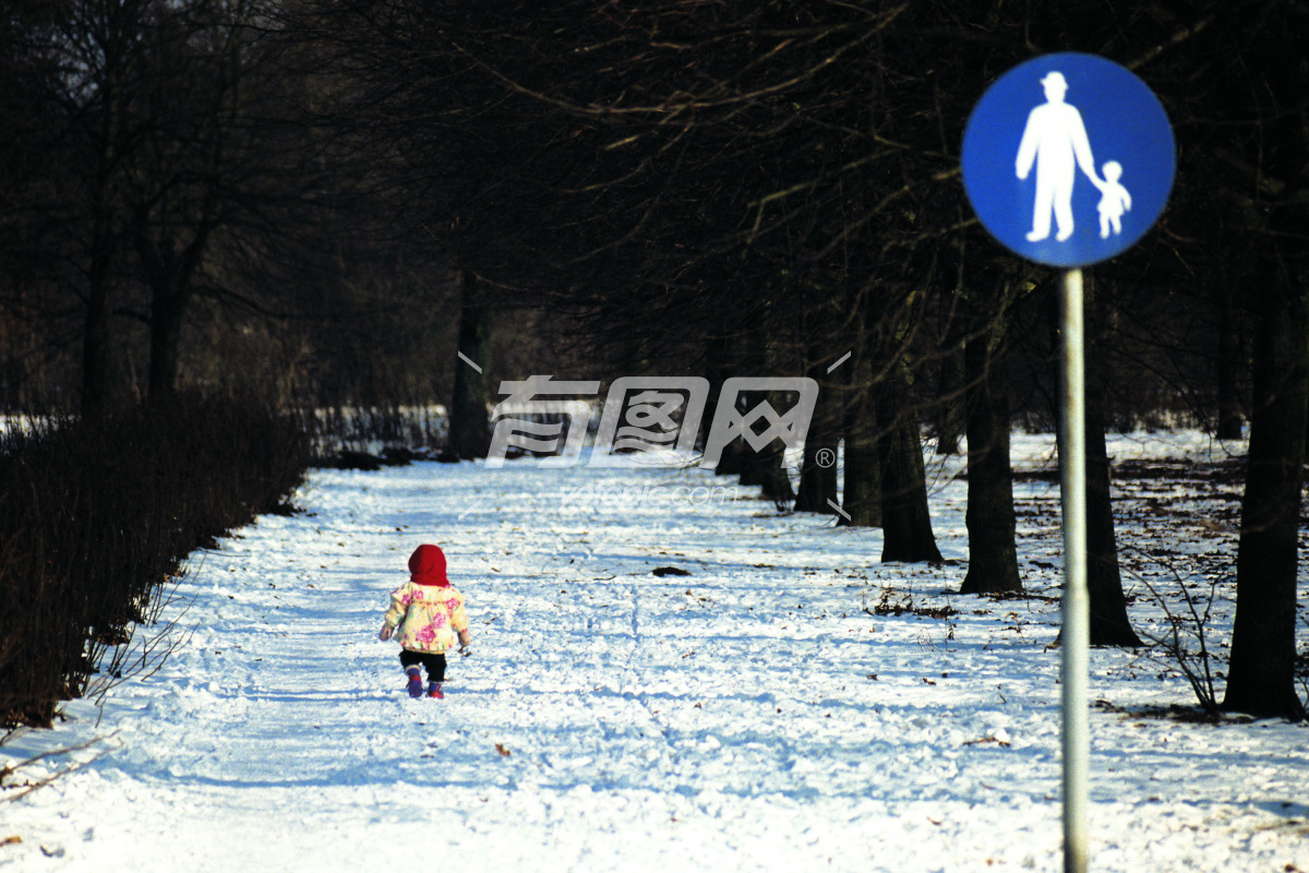 独自走在雪地中的孩子