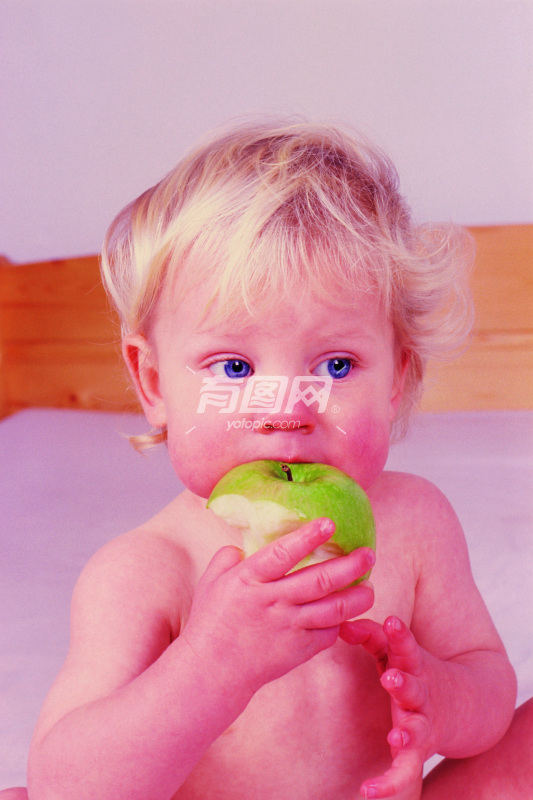 吃苹果的婴儿