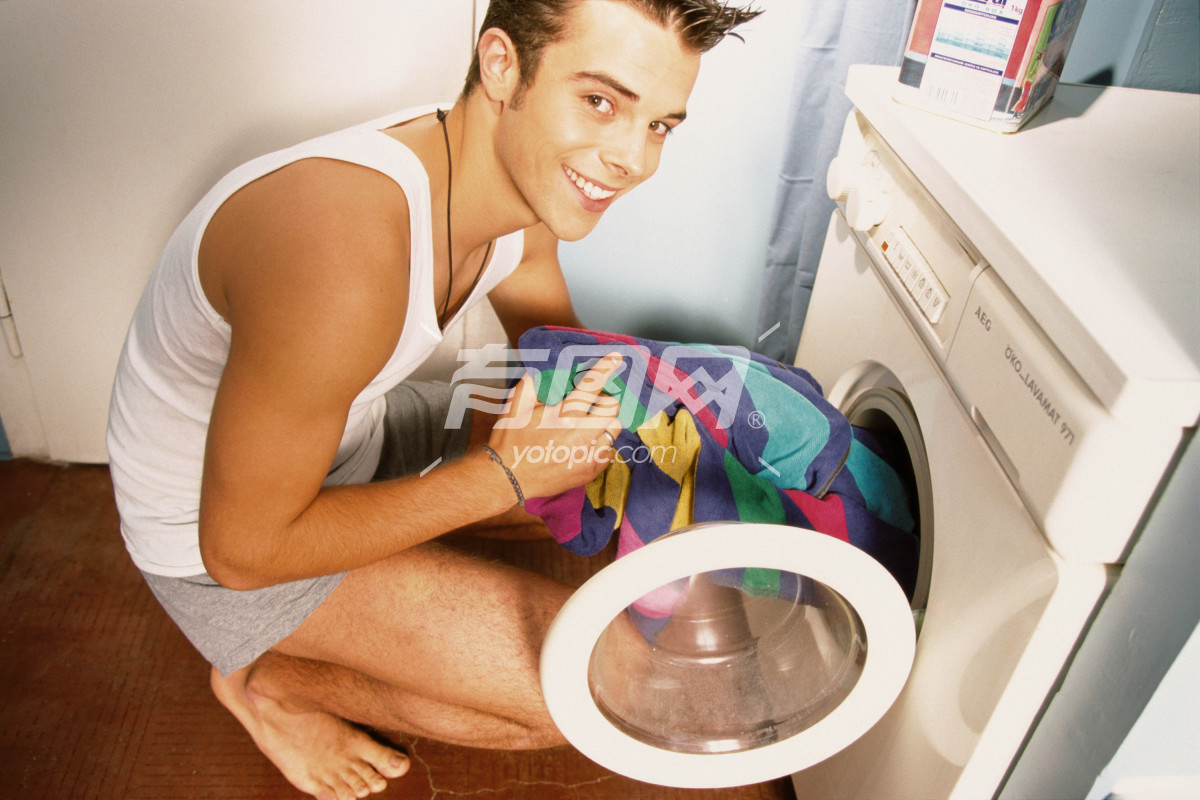 洗衣服的男人