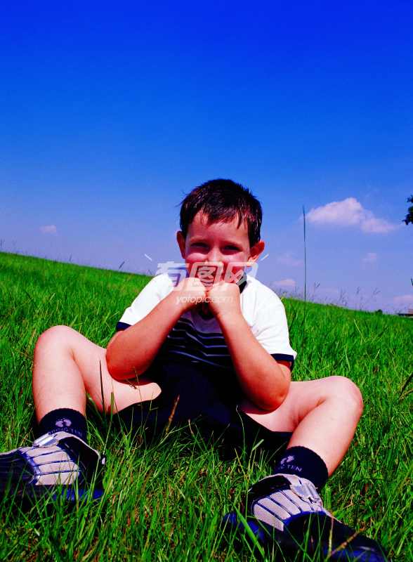 坐在草地上的小男孩