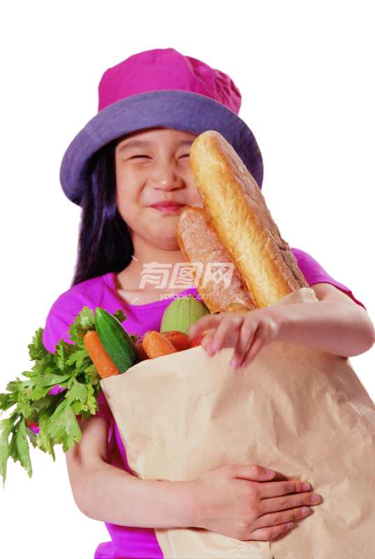 抱着杂货蔬菜的小女孩