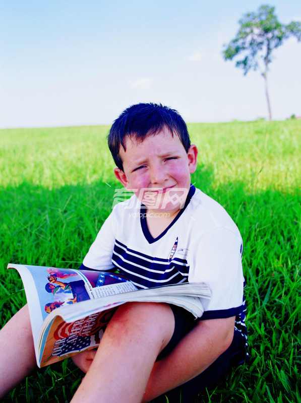公园内看书的小男孩