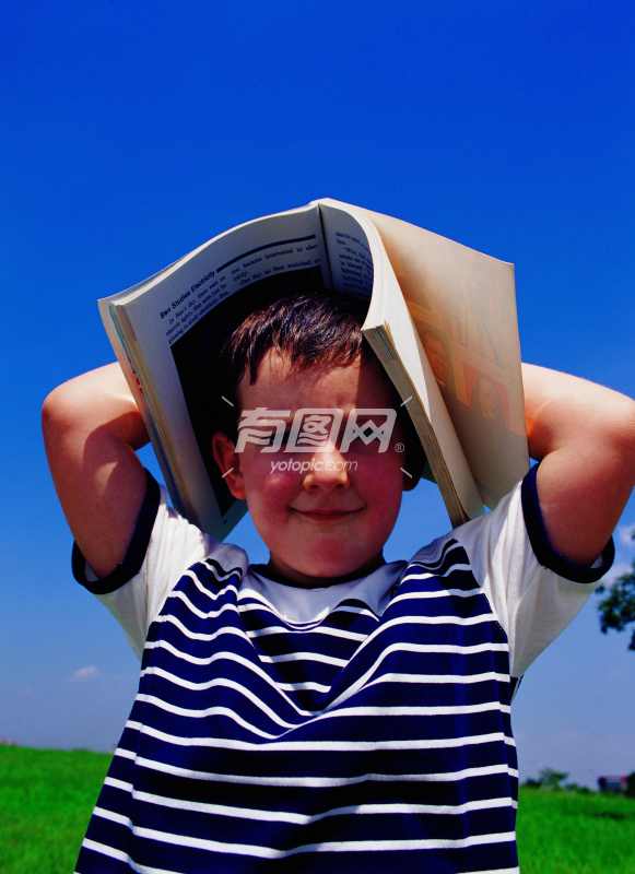 举着书本的小男孩