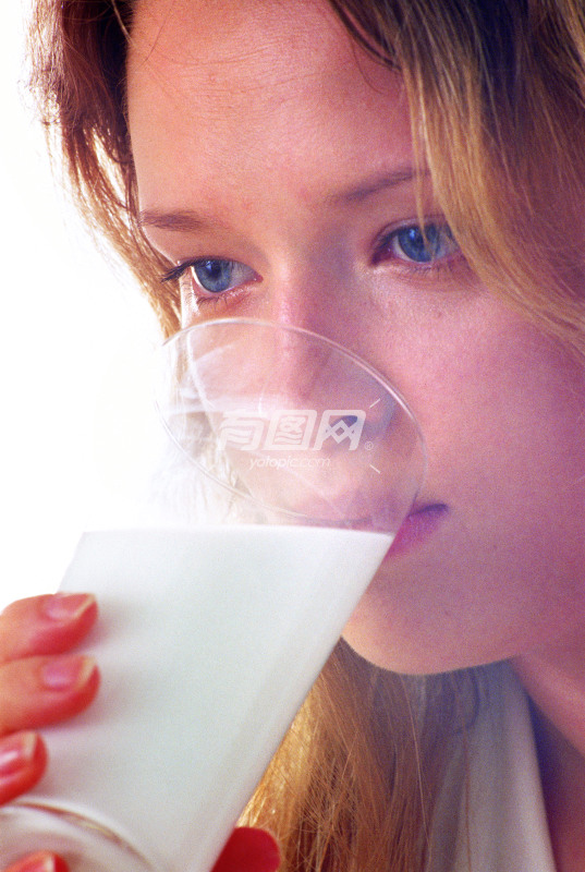 喝牛奶的女孩