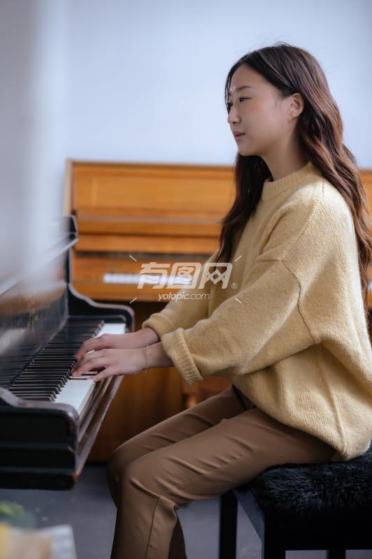 弹钢琴的女性