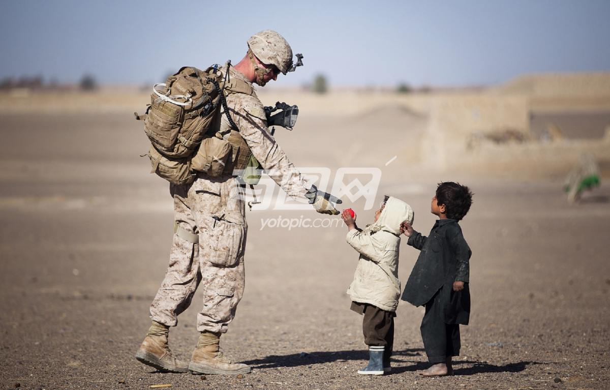 军人与孩子