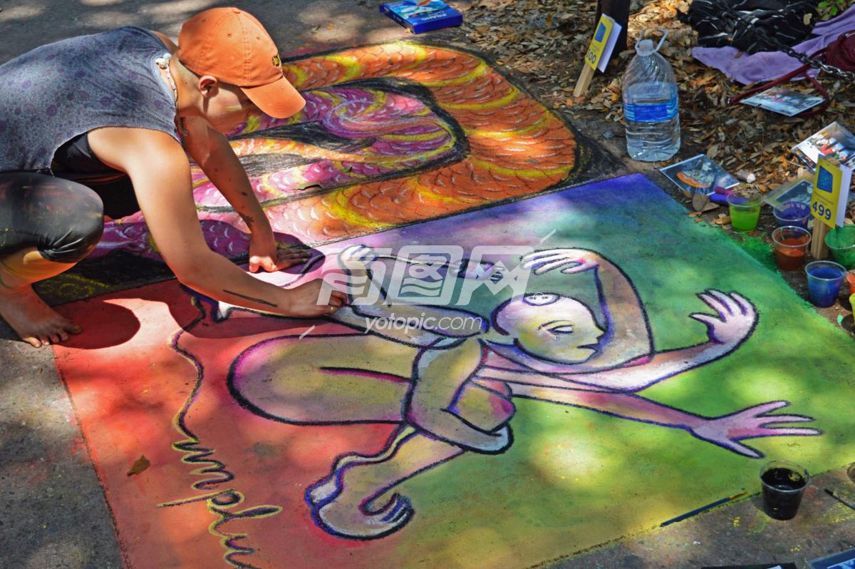 一名男子在地上画水彩画