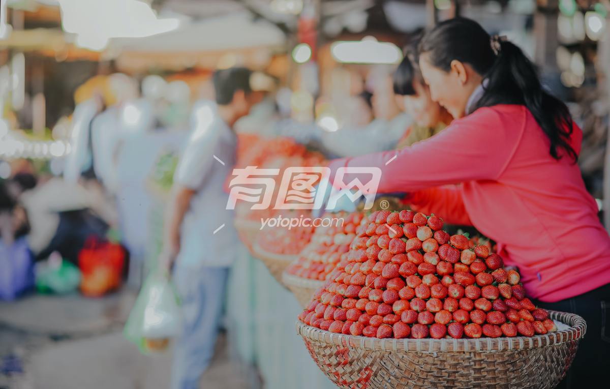 一名女性正在贩卖水果
