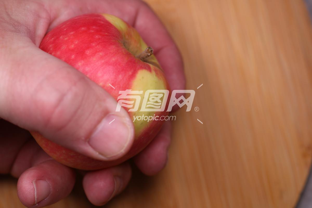 手握着苹果