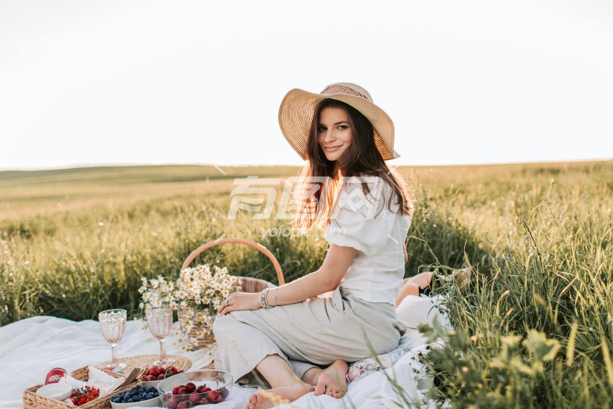 一名女性在农田野餐