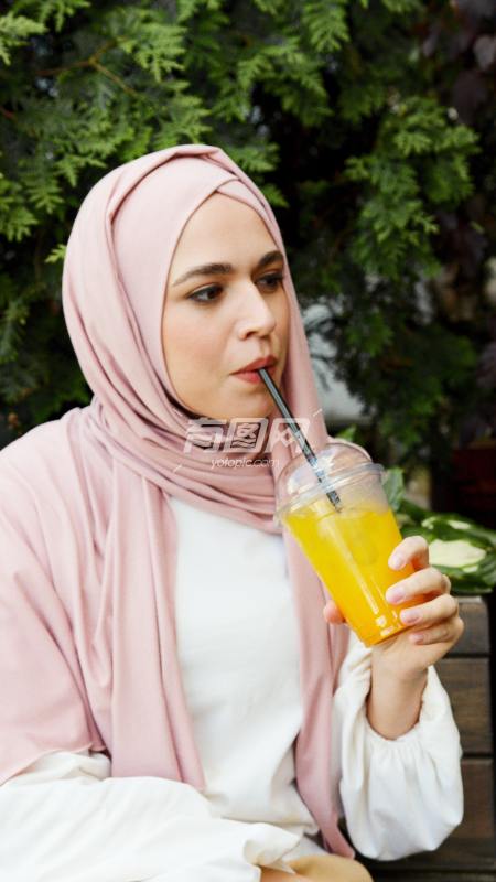 一名女性正在喝果汁
