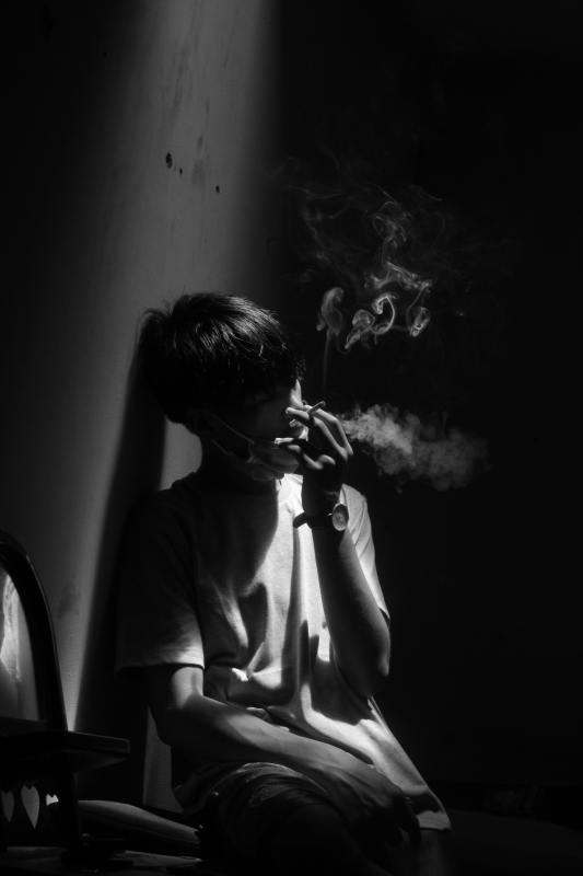 男人心烦抽烟的图片图片