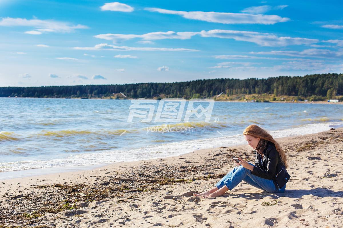 坐在沙滩上的女人