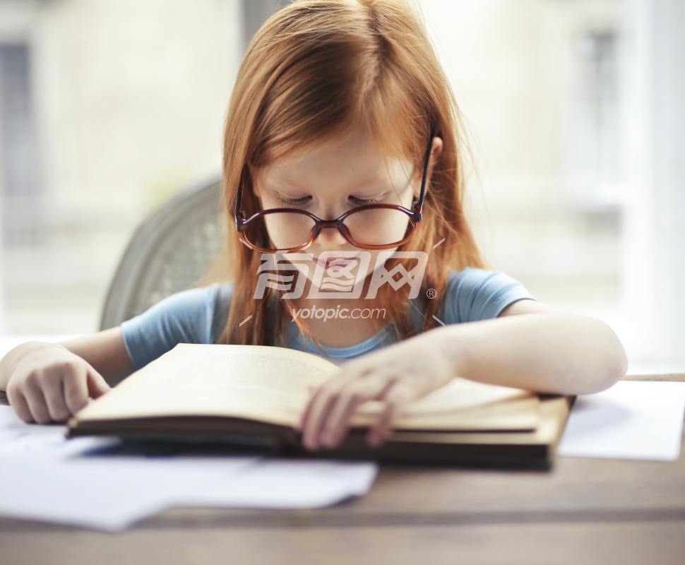 阅读书籍的女孩