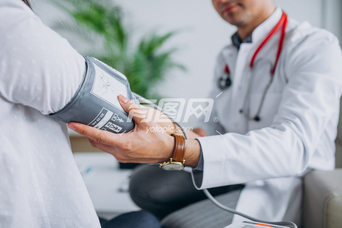 医生测量患者血压