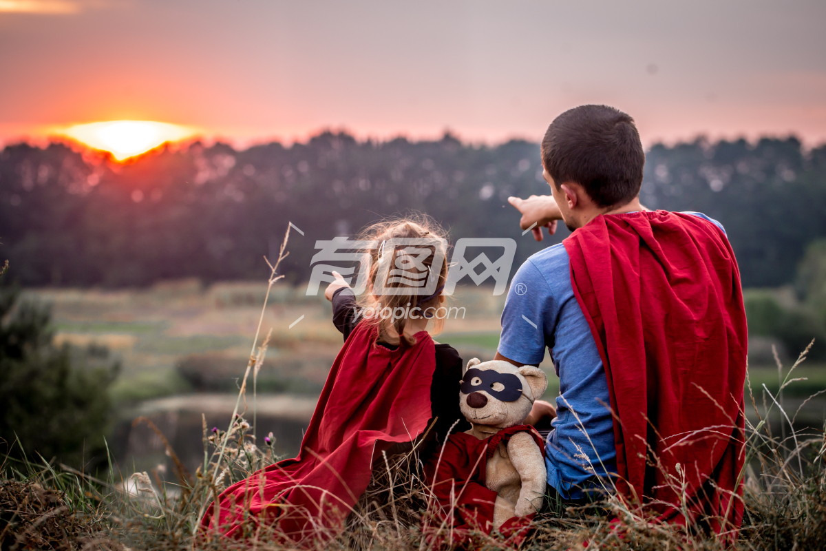 小女孩和爸爸一起打扮成超级英雄