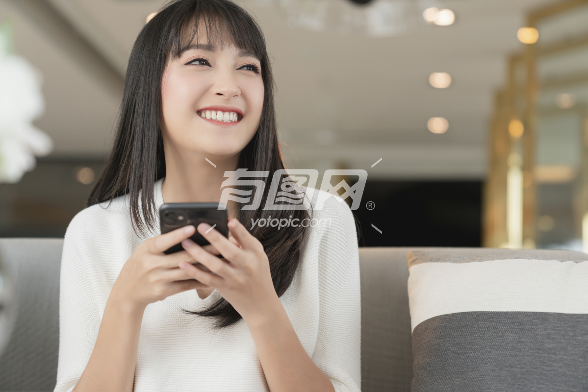 微笑幸福快乐亚洲女性手用智能手机思考展望