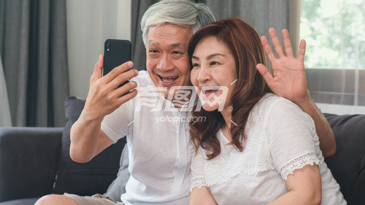 亚洲老年夫妇使用手机视频