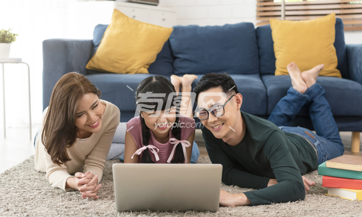 快乐亚洲家庭使用平板电脑