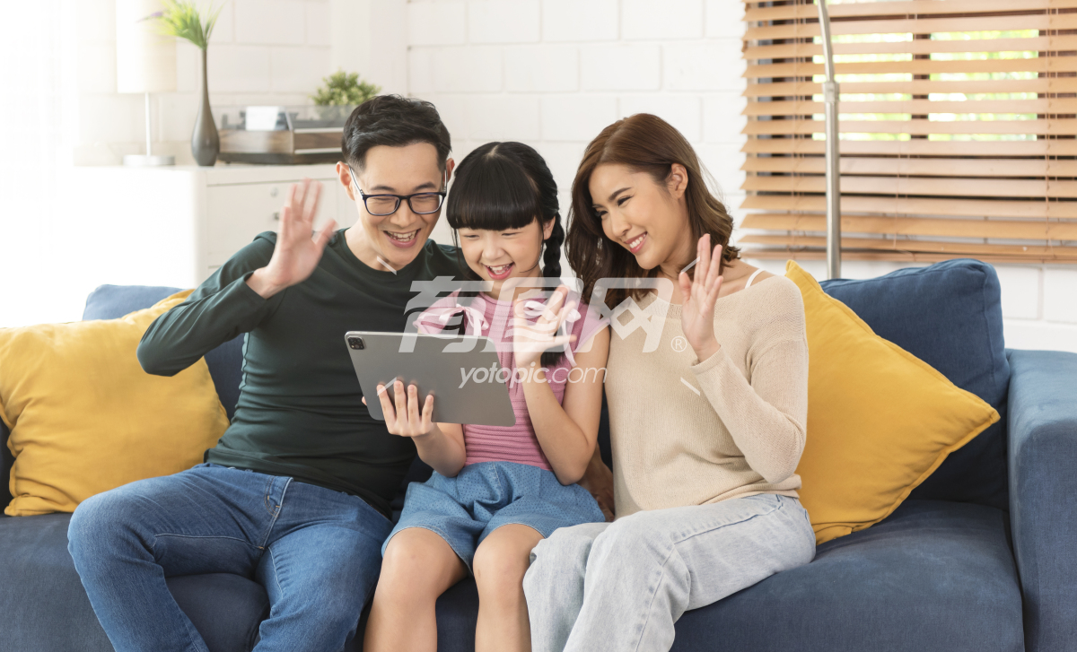 快乐亚洲家庭使用平板电脑