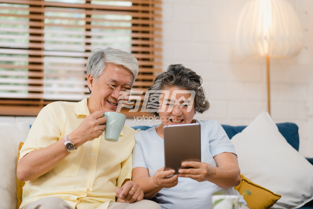 亚洲老年夫妇使用平板电脑