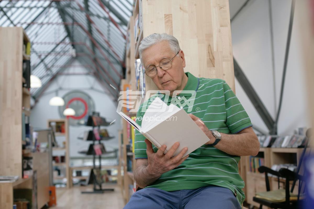 老年人在看书