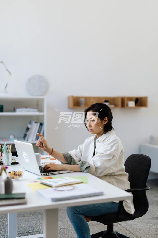 亚洲女人在办公室办公