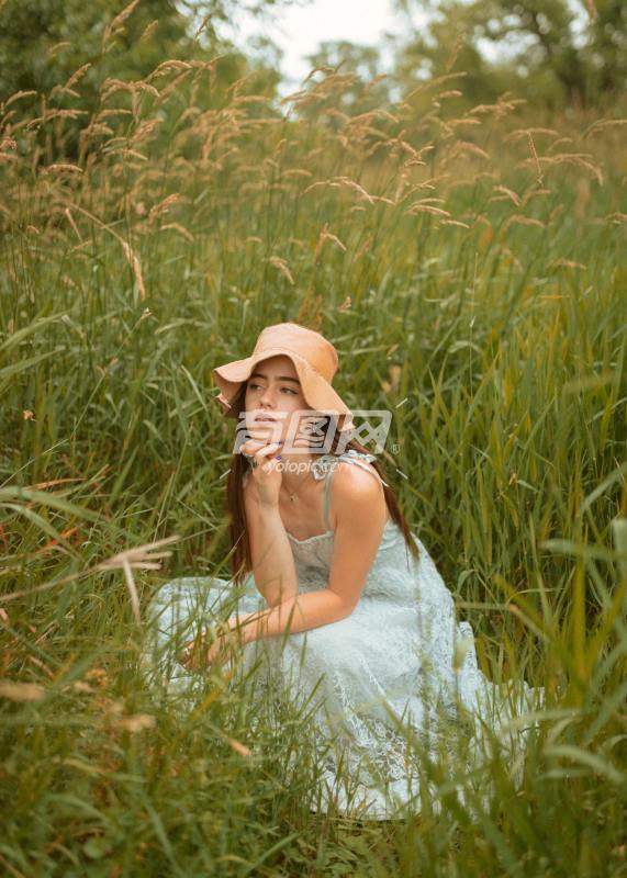 少女在稻田中