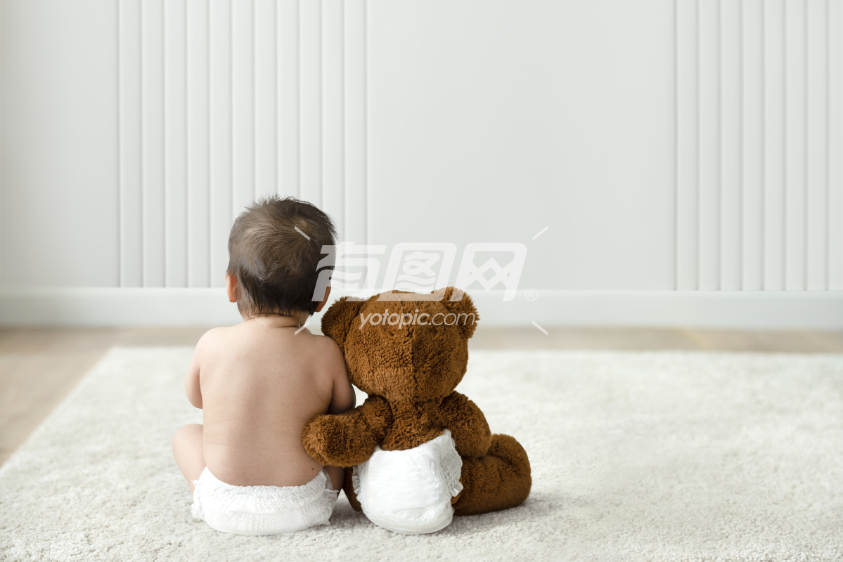 婴儿与泰迪熊