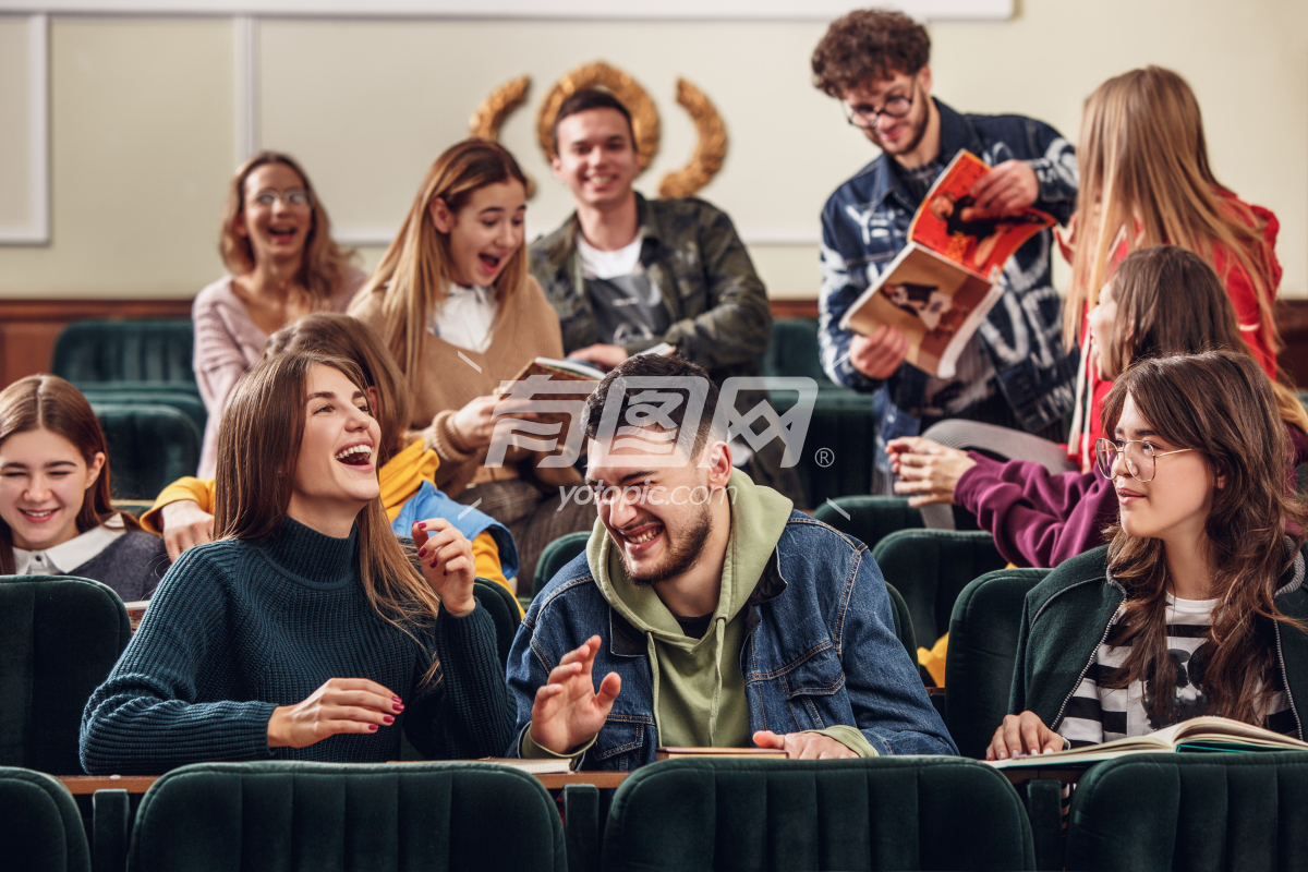 一群快乐的学生坐在讲堂里