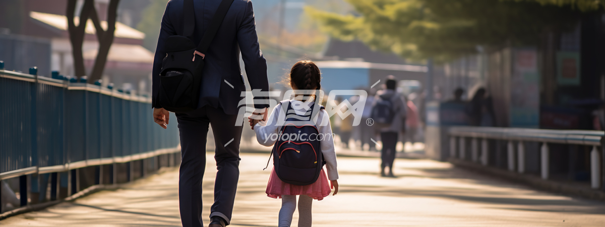 父亲送女儿上学
