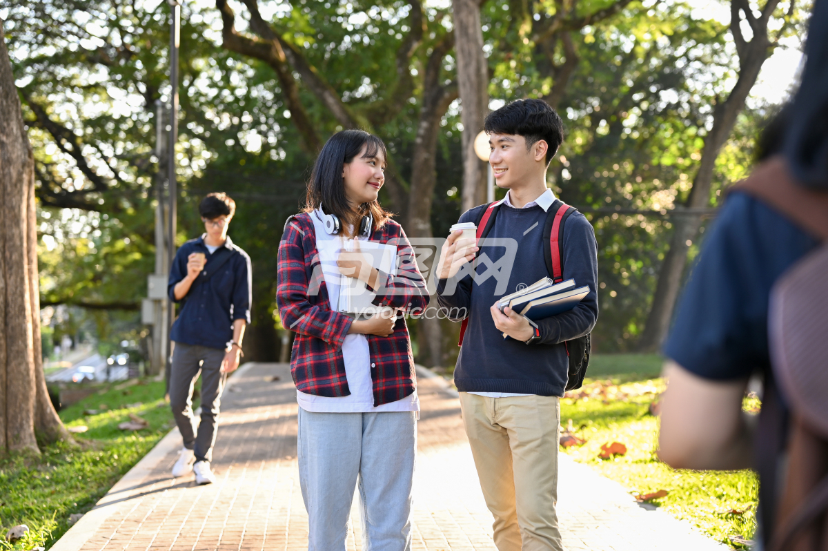 大学生在校园里散步聊天