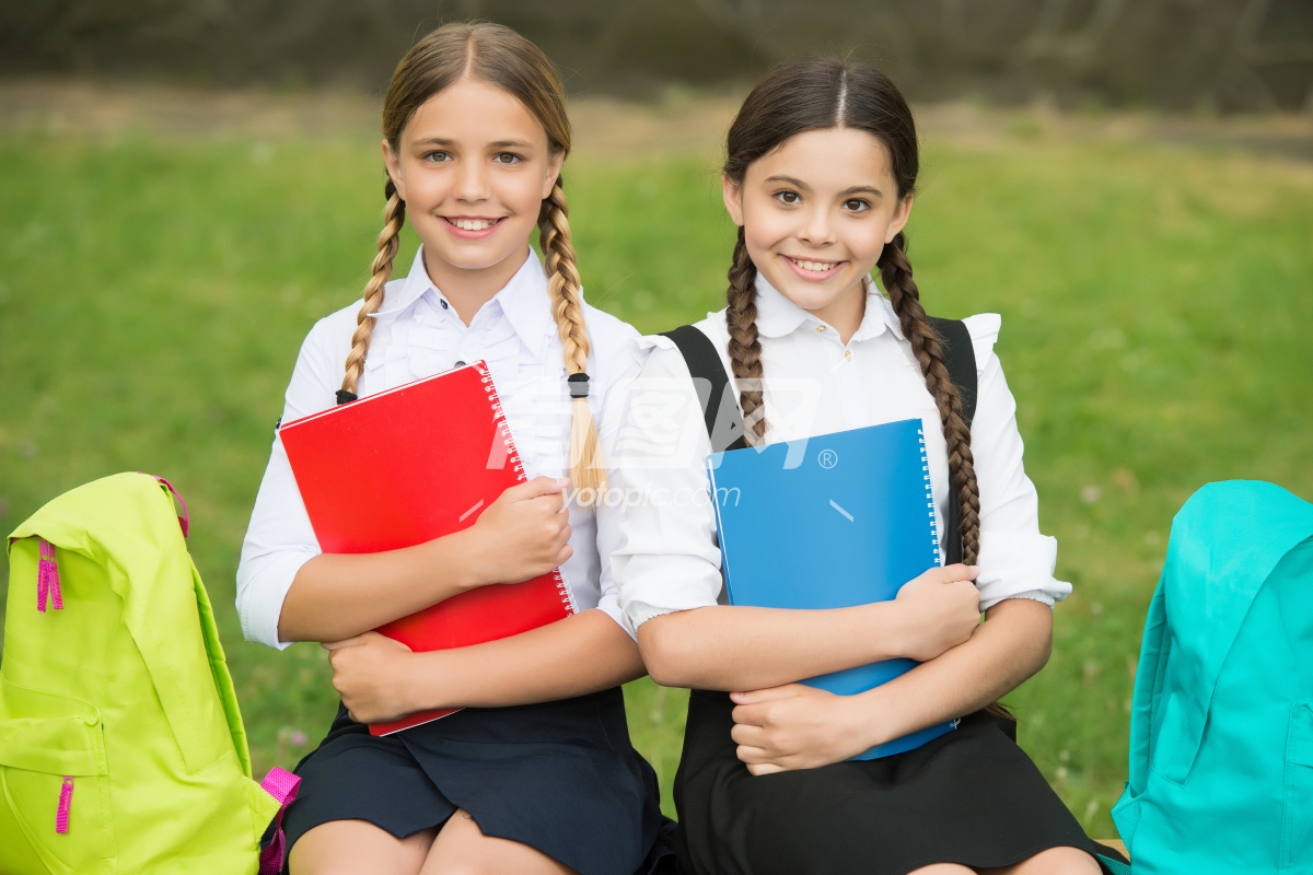 两个小女孩在户外学习