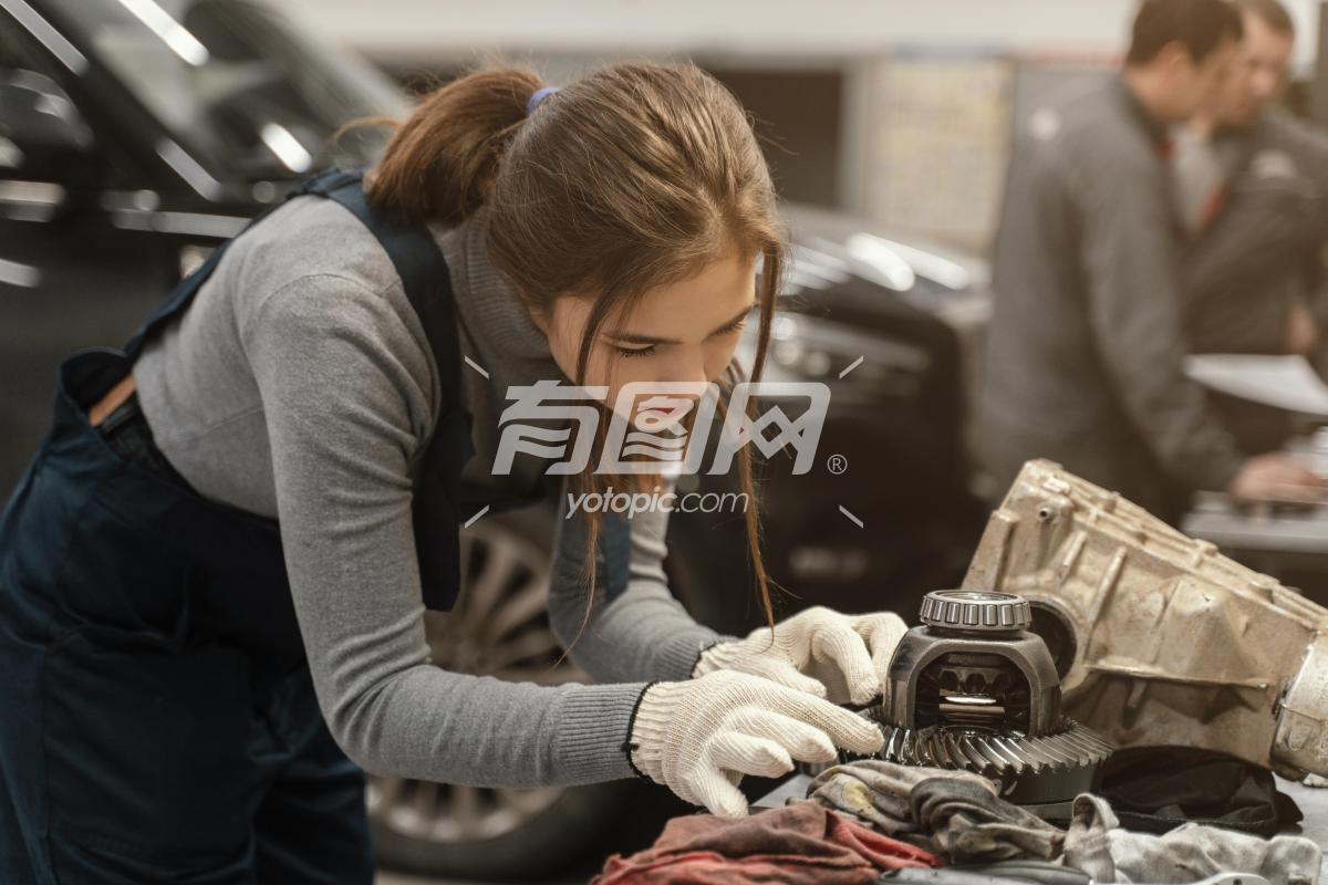 女人维修汽车