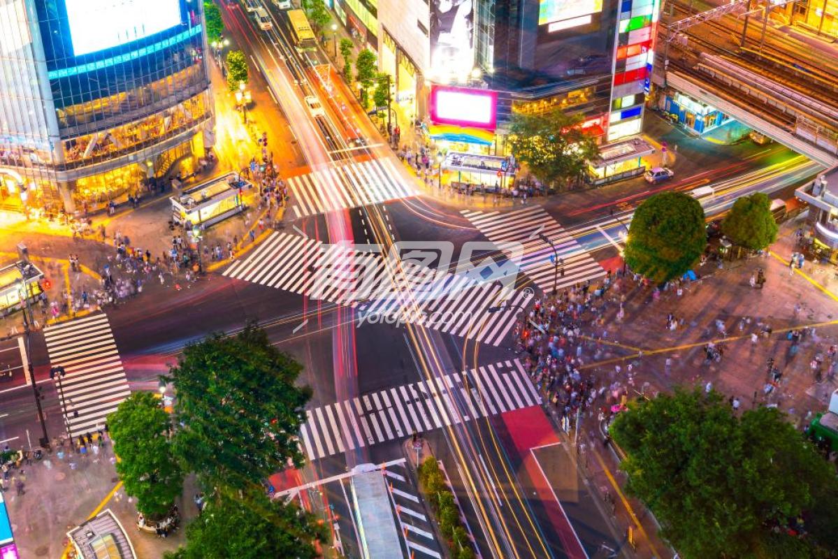 日本东京日暮之光下的涩谷十字路口